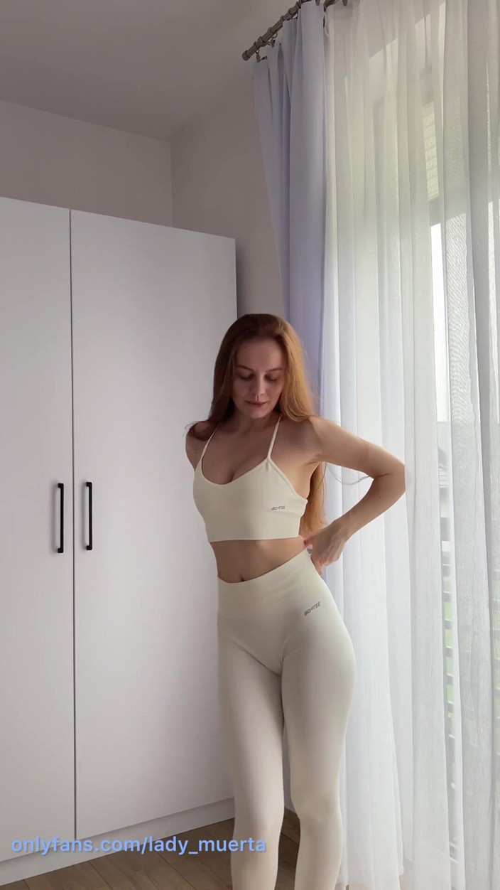 LadyInBad: La ragazza timida irlandese della porta accanto si spoglia lentamente...