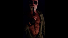 MusclesCigarsFFPig: Un tată care se joacă cu sfârcurile lui și fumează pipa într-un...