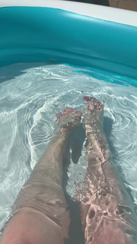 Gioca da sola con i piedi in piscina
