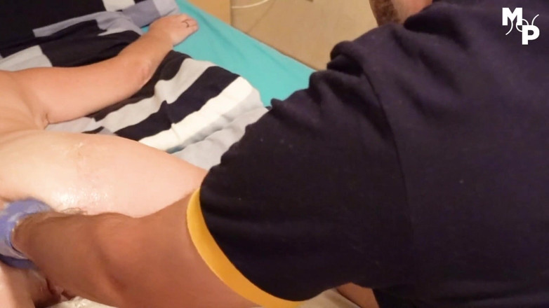 Marcus Pollack: Tante seksi dengan pantat bahenol ini di-fisting habis-habisan sampai mengerang...