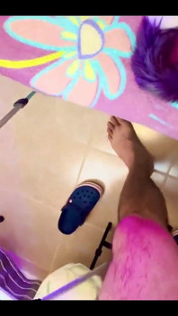来看看巨大的黄瓜和非常热辣的肛交