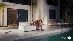 Pinko Club: कौन कौन खेल रहा है? लेडी एना उसके गांड में लंड के साथ फुहार का आनंद लेता है