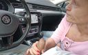 Street bitch milf: Curvă publică suge rapid un străin în mașină în parcare cu o...