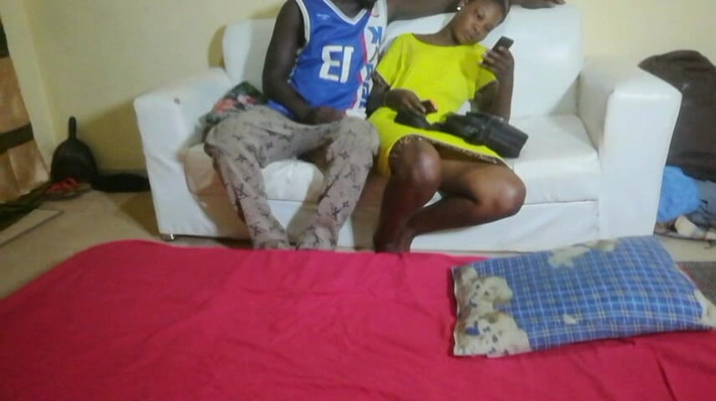 Pornsexlive: Seorang pelajar melawat gurunya