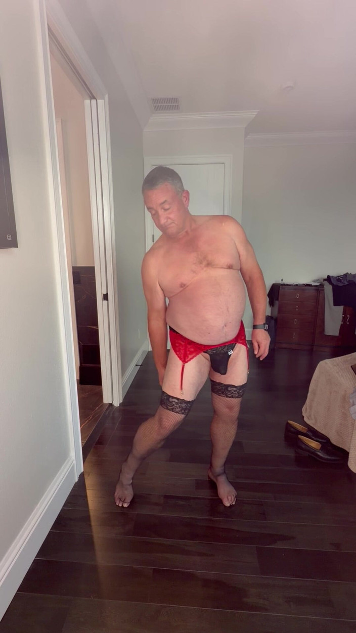 GottaLuvBB: Üvey baba takım elbiseyle eve geliyor