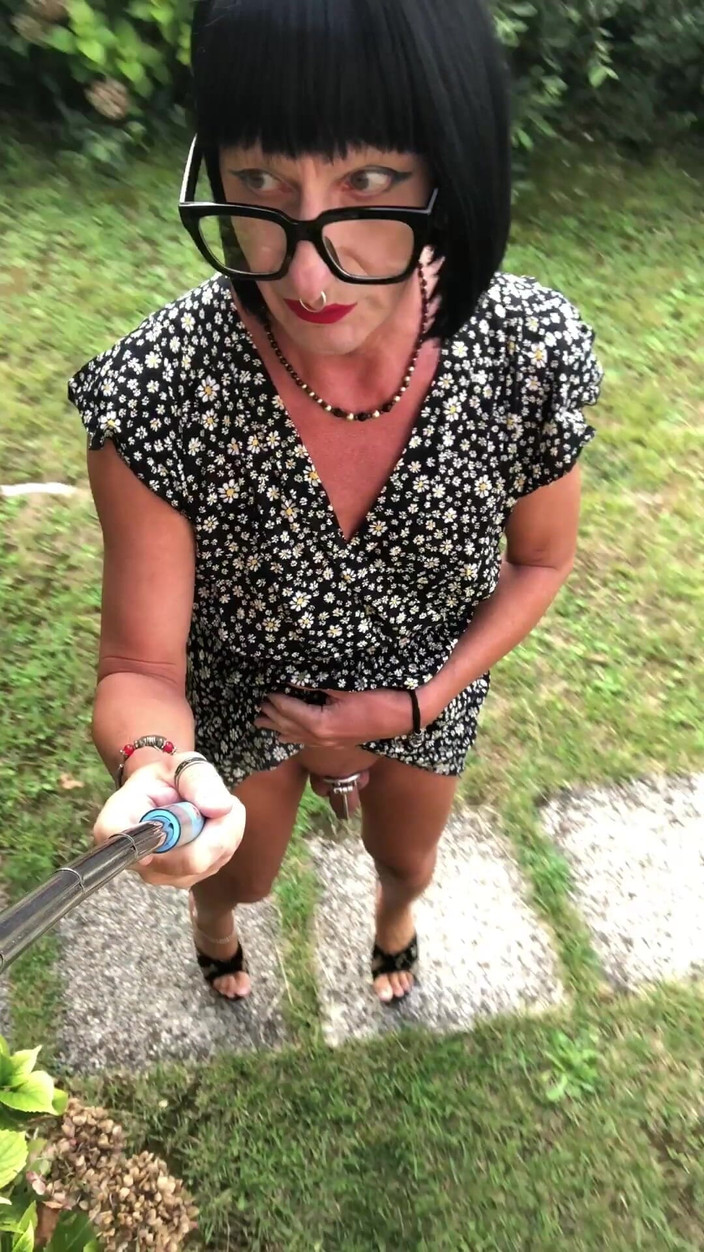 Andreina Naty: Gironzolando in Giardino Come Una Puttanella