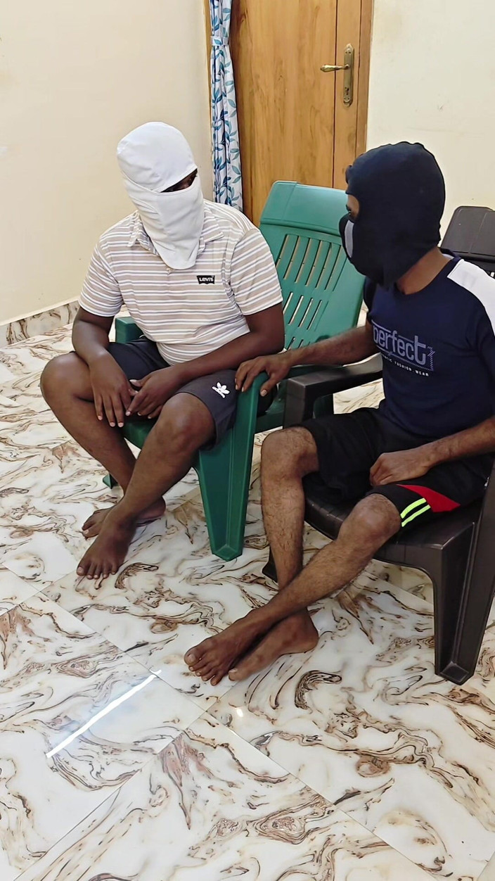 Thesana: Дези трахнули два друга