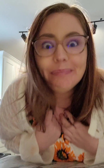 KinkyKatie: Roger hampir ketemu sama toket besarnya