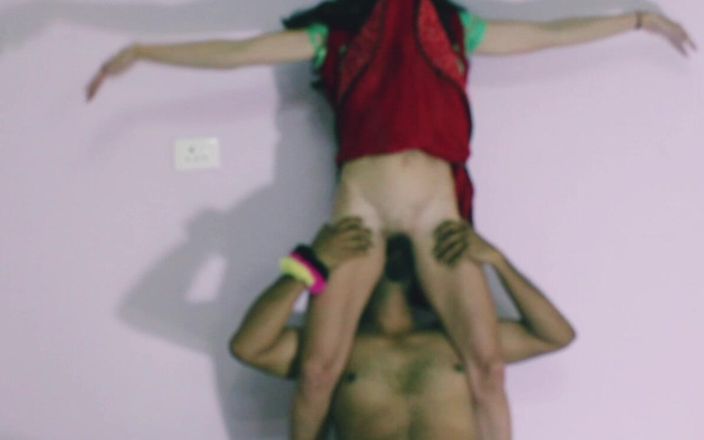 Bolly Karma: Nena caliente se corre en la boca