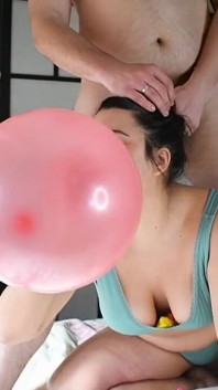 Mijn kleine broertje ik terwijl ik mijn ballon opblaas