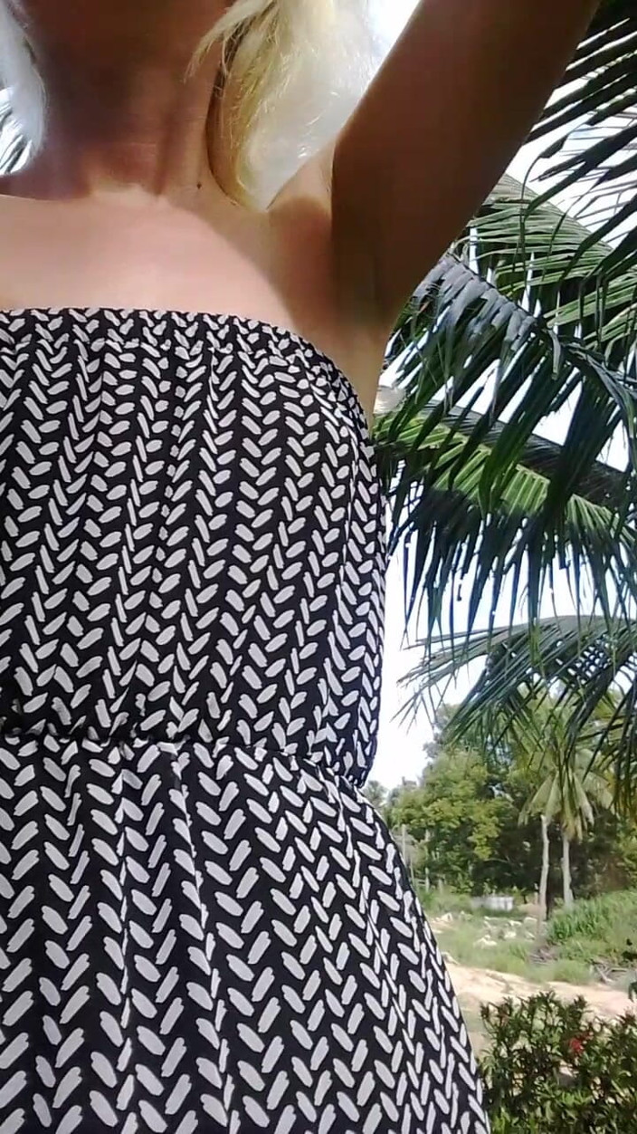 MissAnja_FH: Nouveau pipi en plein air dans ma culotte 1