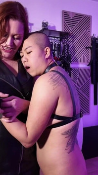 Inanna justice strippt und fesselt femme Sub am St. Andrews cross für nippelspiel - komplette lesbische dominanz teil 2
