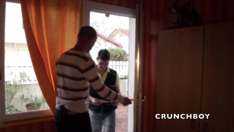 Crunch Boy: Sexy briefträger fickt seinen kunden zu hause