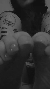 Salut bébé arrête et regarde mes pieds