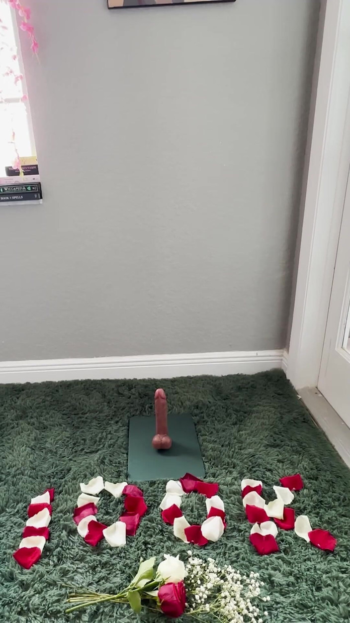 Shrooms Q: 내 딜도를 따먹어 100k를 축하해