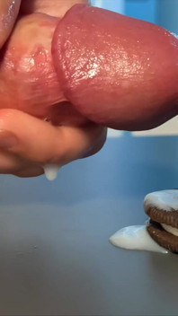 Slow-mo oreo cumshot: memeknya dicrot sperma di cookie close-up!