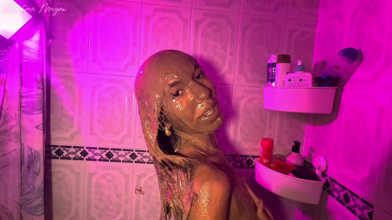 MartinaMagni: Hice un pequeño lío de chocolate en el baño y...