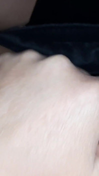 호스텔에 있는 두 명의 어린 학생이 서로 보지를 자위해