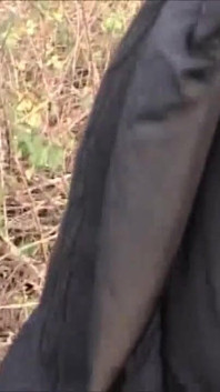Stará bbw kočka kouří jeho ptáka venku zblízka