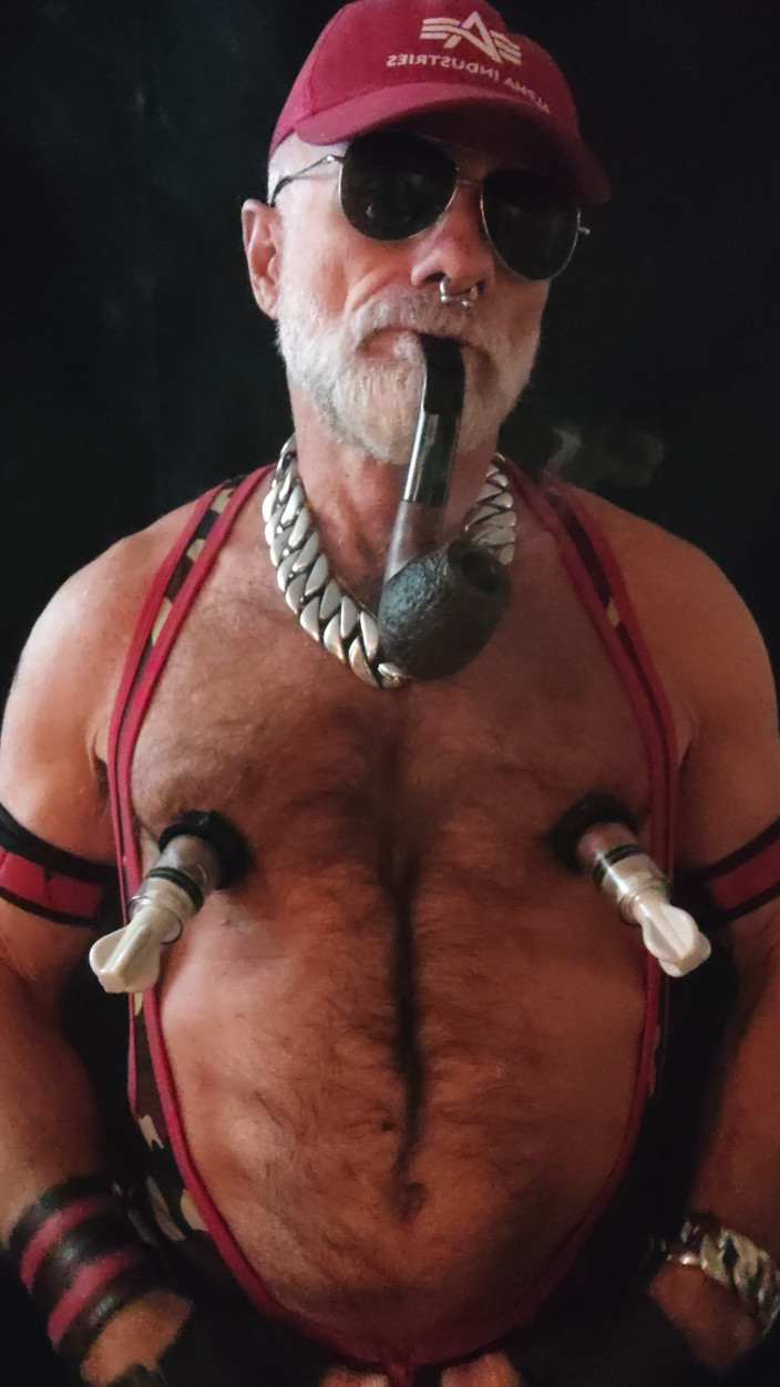 MusclesCigarsFFPig: Padrasto fumando tubos e bombeando mamilos