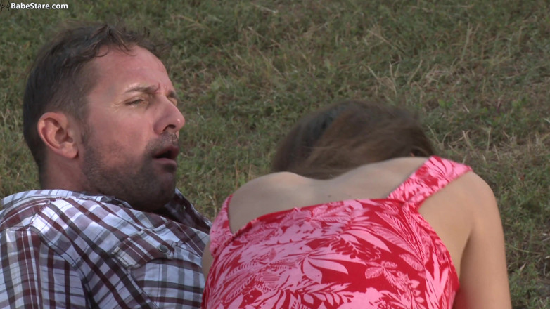 Babe Stare: Un couple fait une sodomie en plein air
