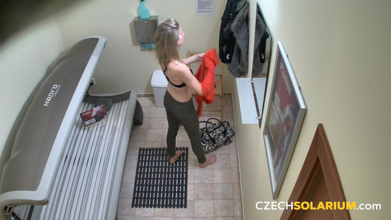 Czech Solarium: चेक सोलारियम 2: सुनहरे बालों वाली कपड़े उतारती है और अपनी तंग गांड दिखाती है