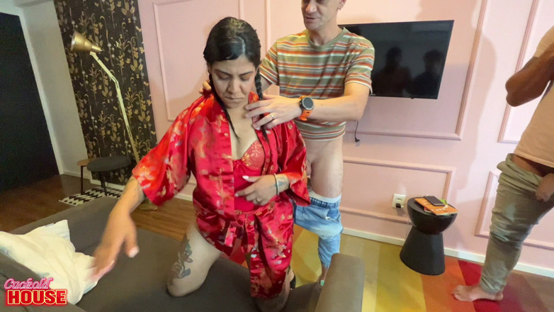CuckoldHouse: 카드 게임을 방해하는 발정난 유부녀