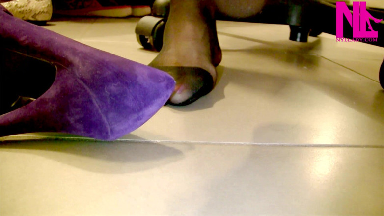 Nyllady: Schuhspiel in violetten velvet pumps und schwarzer schmetterlings-strumpfhose
