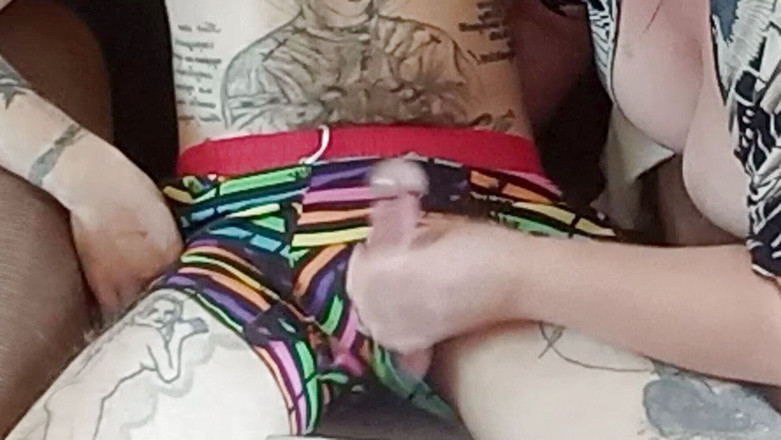 Zona901: 继母吮吸和撸管我的鸡巴 4