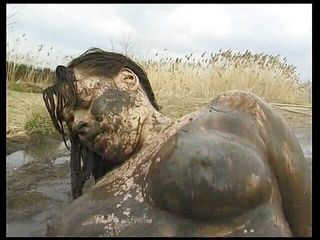 Horny Two really wet MILFs: Gordinha está sendo fodida ao ar livre na lama