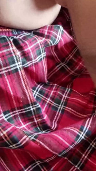 Stiefschwester Priya präsentiert dem stiefbruster ein weihnachtsgeschenk im studentenkleid