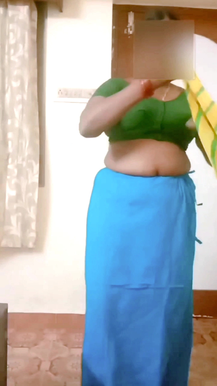 RenuRaj: 德西印度泰米尔胖女人妻裸体挑逗大胸部屁股毛茸茸的阴户纱丽穿着！Renuraj