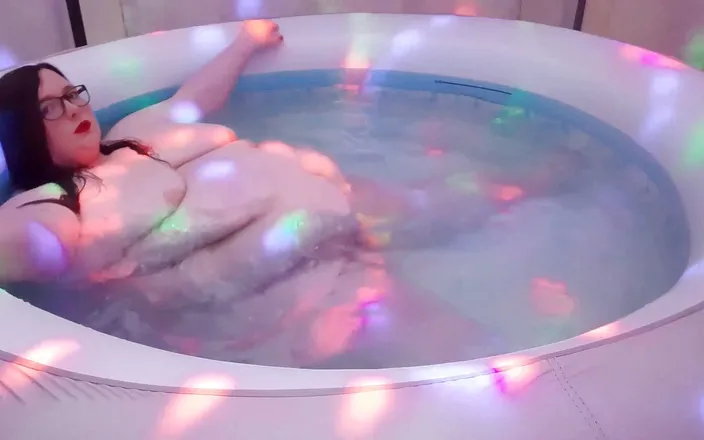 SSBBWLadyBrads: BBW SSBBW belly jiggles play in hot tub