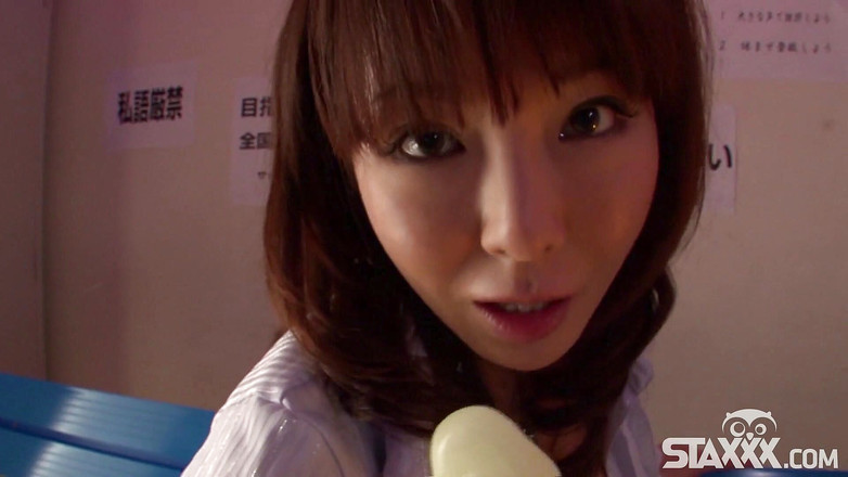 Staxxx: 丰满的亚洲宝贝用振动器自慰