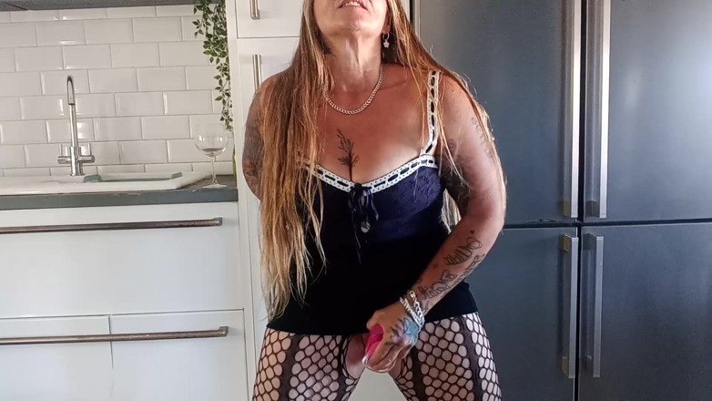 Kitty James: Chorro de juguete rosa y bebida
