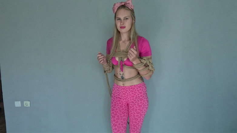 HotPrincessUA: Daria Doll viene alla vita, insegnami come bere e pisciare