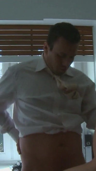 Sexy sekretärin verführt chef und fickt auf dem bürotisch