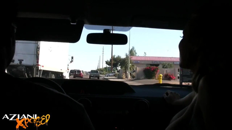 Aziani: Büyük memeli sarışın orta yaşlı seksi kadın arabada mükemmel göğüslerini...