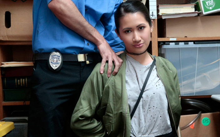 Shop Lyfter: Známý podvodník Jade Noir byl odveden do zadní místnosti na...