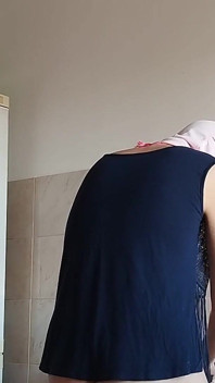 毛茸茸的黑发阴户，大奶子，性感的多毛女人在厨房。