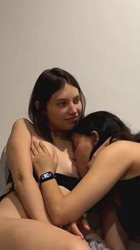 两个女同性恋者之间的乳房恋物癖