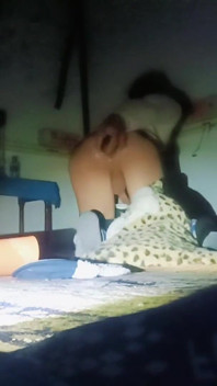 Un Joven Delgado Abre Su Ano Solo