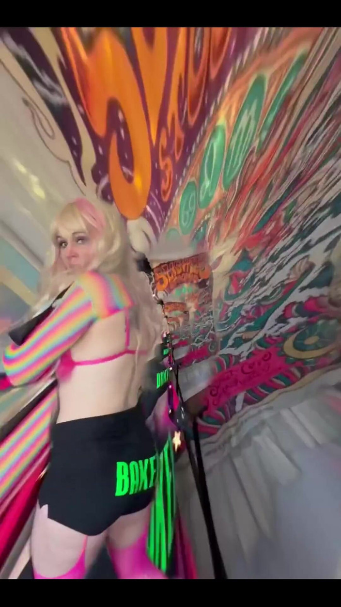 Suzy Wylde: Matură sexy dansând!