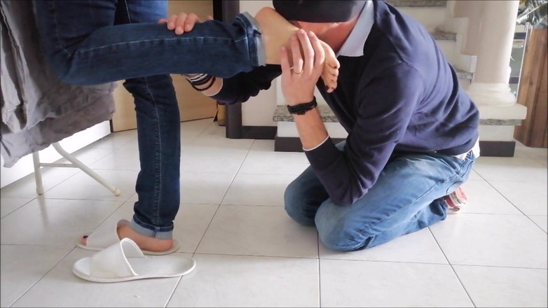 Yvonne: Fußanbetung während der hausarbeit