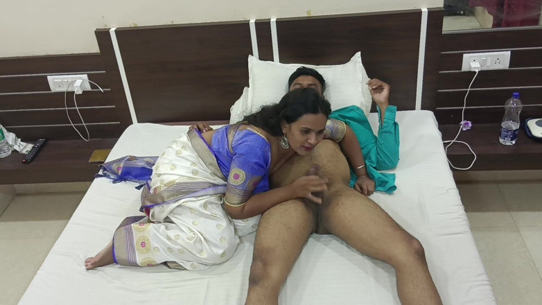 Horny Indian Couple: Pasangan India pada malam tahun baru meraikan ulang tahun