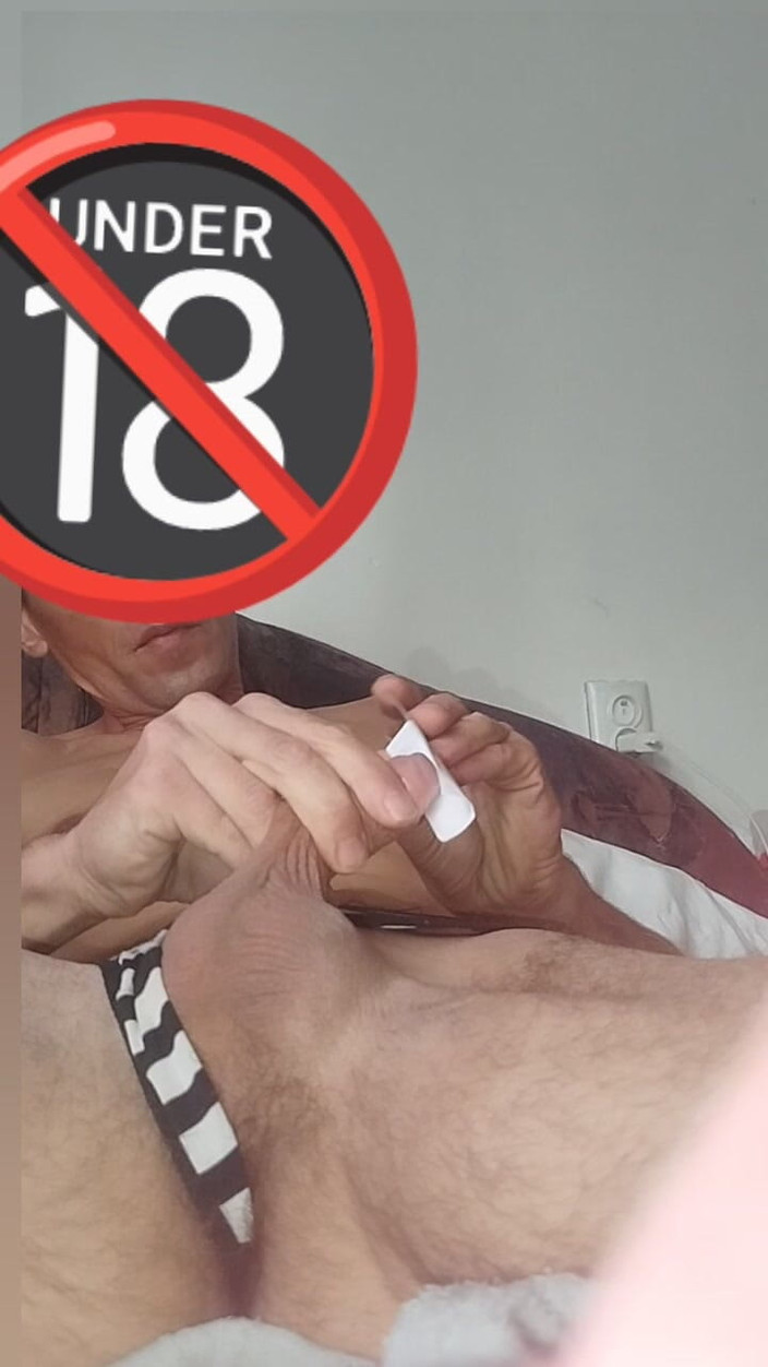 Insertion: Incrustation de cristaux dans le pénis