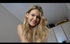 Dobrá dívka ví, jak udělat dobré ráno. Virtuální sex