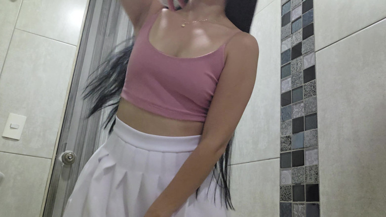 alexia twerk videos: Weißer rock, anprobe