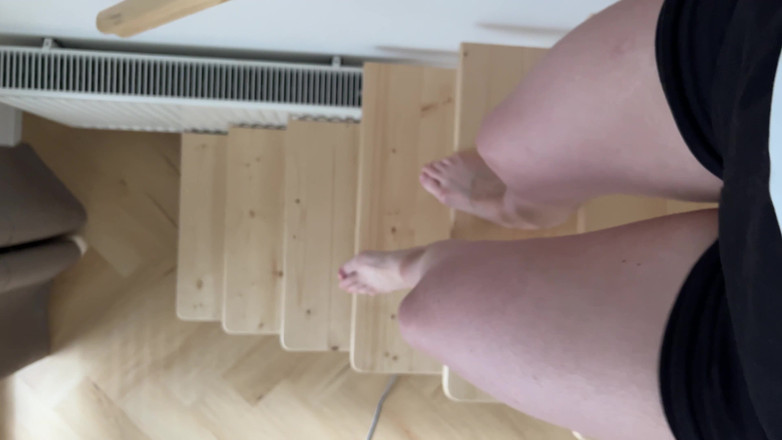 Feet: Chodzenie W Klapkach I Na Boso W Mieszkaniu