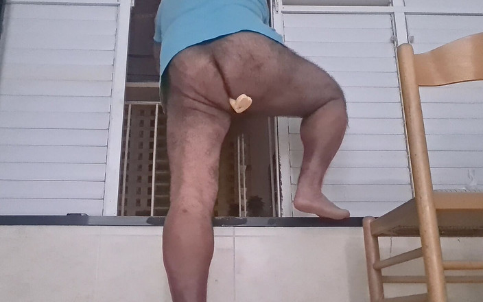 Ilovetobenaked: C’est le soir, les gens passent chez moi - et je...